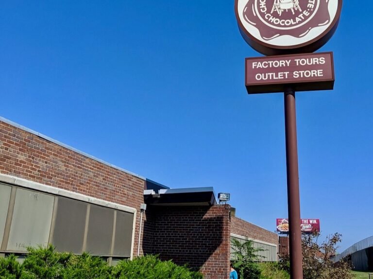 chocolate chocolate chocolate factory tour 768x574