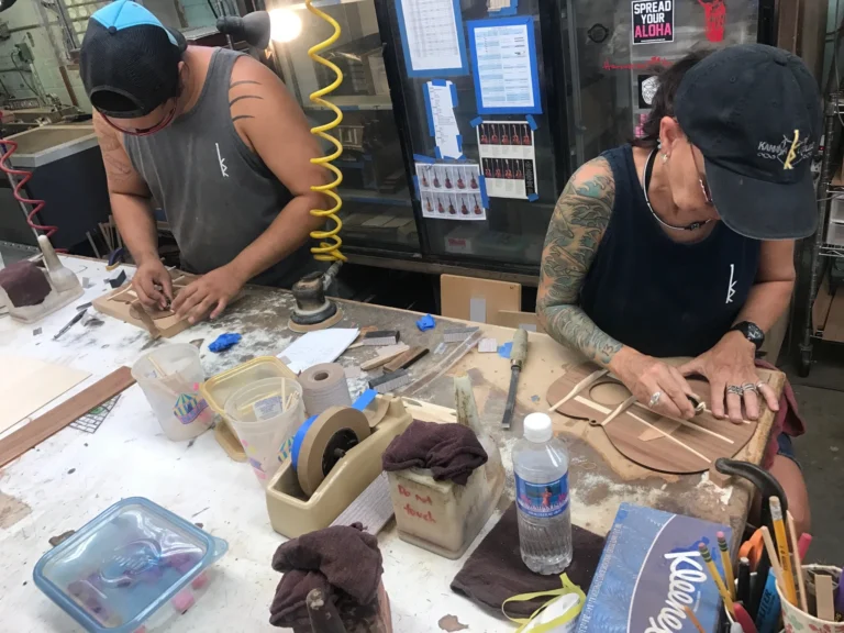 kamaka ukulele factory tour 768x576