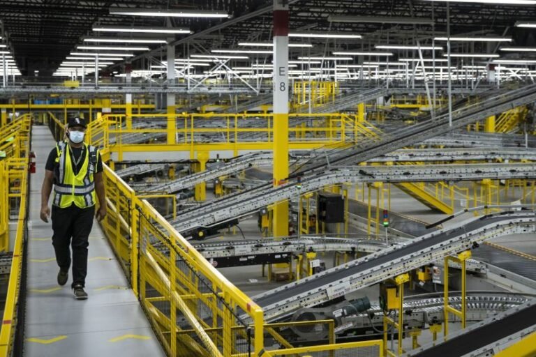 MDW7 Amazon Fulfillment Center tour 768x512