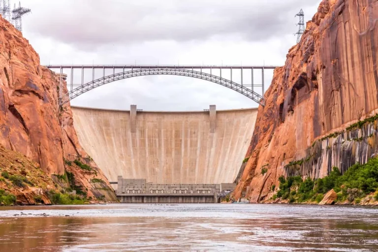 glen canyon dam tour 768x512