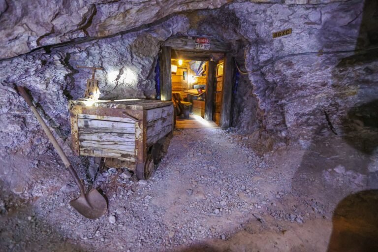 queen mine tour bisbee 768x512