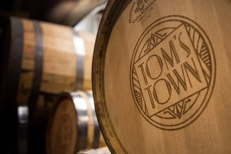 toms town distillery 768x512