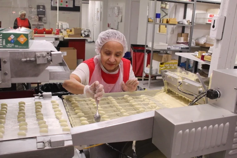 tour harbor sweets chocolate factory 768x512