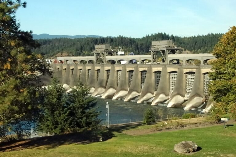 tour bonneville dam visitor center 768x512